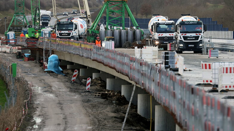 Die Arbeiten am letzten Abschnitt der neuen Brücke der Ostseeautobahn A20 im Trebeltal sind in vollem Gange. Genehmigungen für solche Baumaßnahmen dauern oft Jahre.