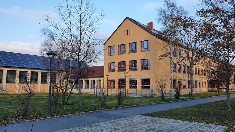 Photovoltaik-Anlage auf der Diesterweg-Grundschule in Pirna-Copitz: Künftig sollen noch viele Dächer mit dieser Technik bestückt werden.