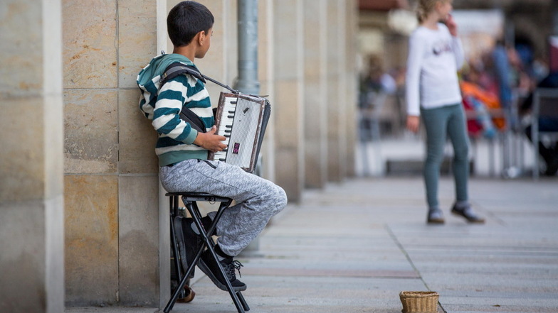 Ein junger Straßenmusiker in Dresden. Für Straßenmusiker in Elbflorenz gibt es ab jetzt neue Regeln.