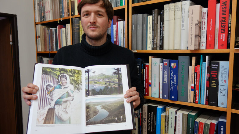 Selbst eine Roma-Frau konnte Rudolf Jenatschke zu einem Foto überzeugen. Mitherausgeber Petr Karlícek präsentiert stolz den Bildband.