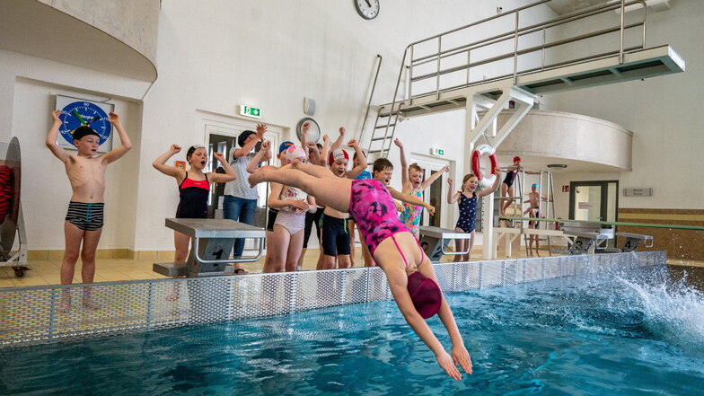 Die besten Schwimmer unter den Zweitklässlern aus sechs Grundschulen sind beim Wettbewerb angetreten.