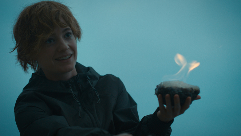 Die junge Biologin Charly (Leonie Bennesch) entdeckt Seltsames vor der schottischen Küste.