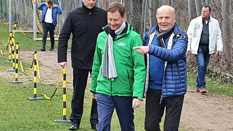 Sachsens Ministerpräsident Michael Kretschmer (l.) besucht gemeinsam mit Ex-Dynamo-Präsident Wolf-Rüdiger Ziegenbalg überraschend das Training der Schwarz-Gelben.