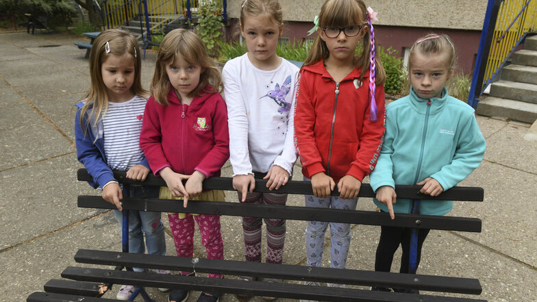 Die Mädchen aus dem Kinderhaus am Holländer sind traurig. Die Bank ist für sie vorerst tabu. Denn Unbekannte haben die Sitzfläche zerstört.