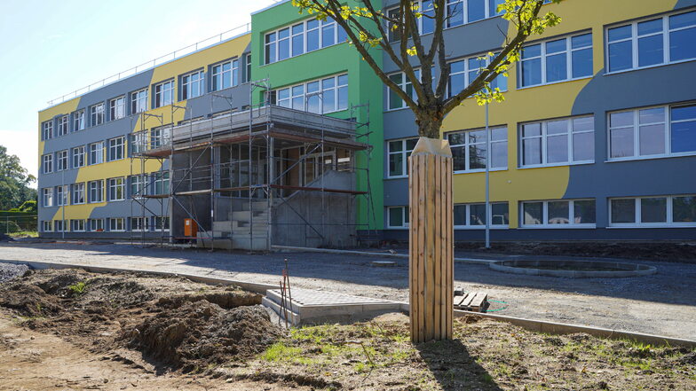 Endspurt bei der Fassadengestaltung an der Neukircher Valtenberg-Oberschule. Alle Innenräume konnten mit Beginn des Schuljahres fertiggestellt werden.
