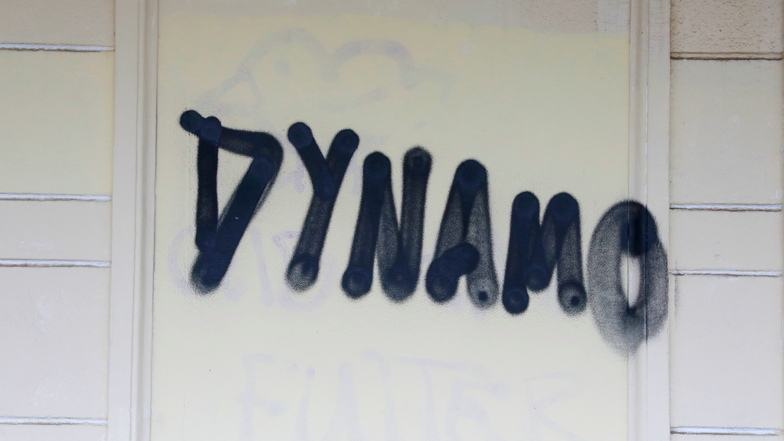 Auch Schmierereien finden sich rund ums Gebäude. Der Dynamo-Schriftzug gehört noch zu den harmlosen.