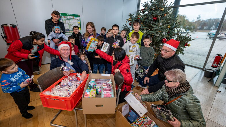 Der Ehrenamtsverein Lebensfreude hat in Massanei Geschenke an ukrainische Kinder übergeben.