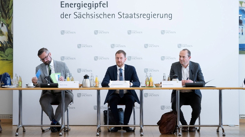 Der sächsische Wirtschaftsminister Martin Dulig (SPD, l.), Ministerpräsident Michael Kretschmer (CDU) und Energieminister Wolfram Günther (Grüne, r.) haben offene Fragen nach dem dritten Energiegipfel.