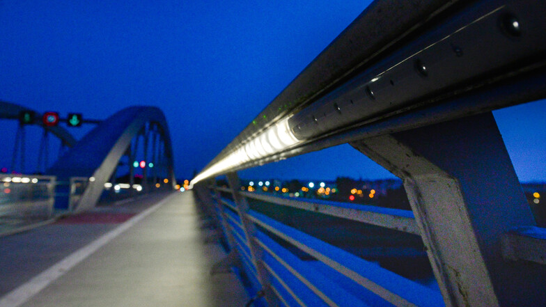 Licht - kein Licht - Licht: Viele der anfangs hochgelobten LED-Leuchten in den Handläufen der Brücke fallen noch immer aus.