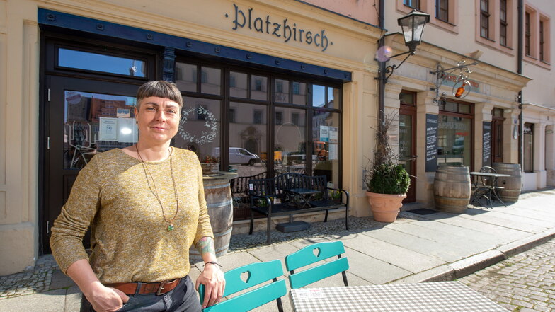 Restaurantleiterin Stefanie Hänel steht vor ihrem Lokal Platzhirsch auf dem Markt von Pirna.
