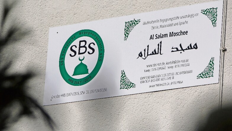 In Meißen und Riesa ist die vermutlich islamistisch unterwanderte Sächsische Begegnungsstätte zumindest nach außen hin offiziell nicht mehr aktiv. In Pirna dagegen prangt ihr Logo weiterhin an der Mauer der As-Salam-Moschee im Ortsteil Copitz.