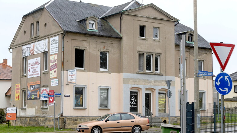 Das Haus an der Hauptstraße in Neugersdorf war schon zuvor marode. Das Feuer habe ihm den Rest gegeben, so Ortswehrleiter Torsten Kriegel.