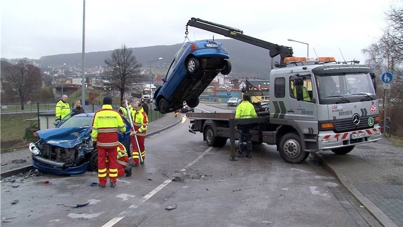 Die Wilsdruffer Straße musste wegen des Unfalls voll gesperrt. Die Polizei ermittelt zur Unfallursache.