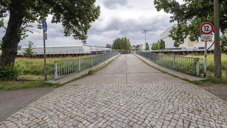Die Straße am Bombardier-Gelände in Bautzen sieht mittlerweile etwas anders aus als auf dem Foto. Sie wurde inklusive der Brücke für den Lkw-Verkehr ausgebaut und verbreitert. Nun erhält sie auch einen Namen.