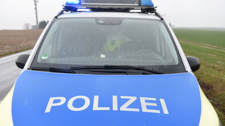 Polizeibeamten entdeckten in einem ausgebrannten Fahrzeug in Berthelsdorf bei Hainichen eine Leiche.