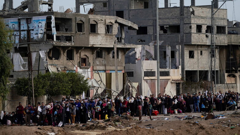 Palästinenser fliehen während des andauernden israelischen Bombardements in den südlichen Gazastreifen.
