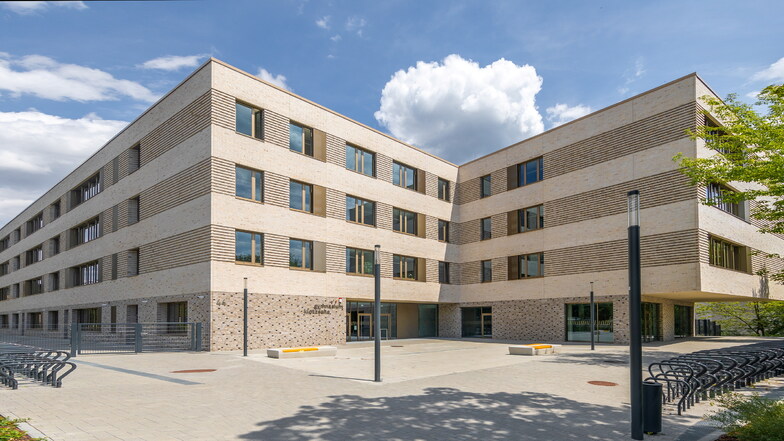Das neue Schulgebäude des Gymnasiums Klotzsche an der Karl-Marx-Straße wurde 2022 eröffnet - und ist schon zu klein.