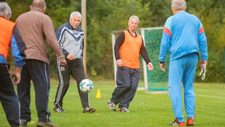 Beim GFV wird neuerdings Fußball im Gehen gespielt. Trainiert werden die Seniorensportler von Jürgen Lückmann (M.).