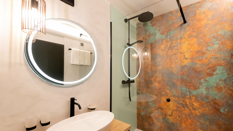 Warmes Licht, bunte Farben: Das Bad in einem der Hotelzimmer..