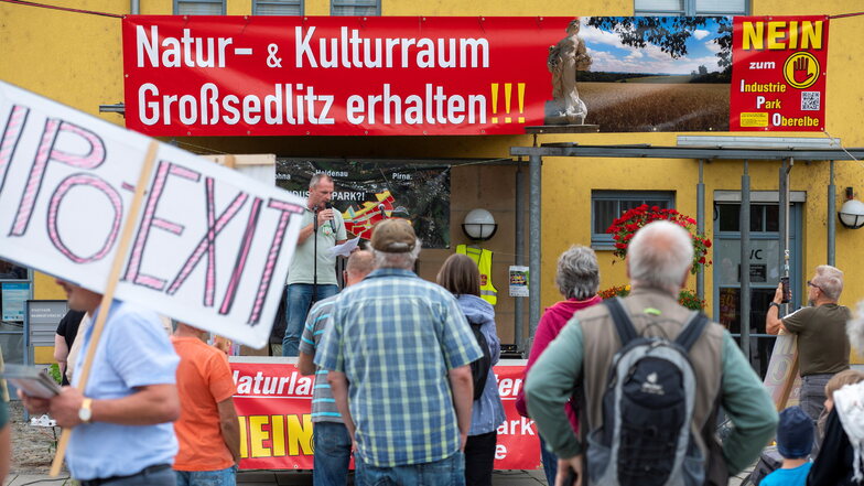Heidenau: 100 Menschen protestieren gegen den IPO