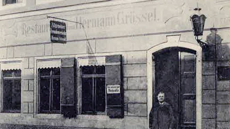 Berliner Straße 12: Das frühere einzige Restaurant der Straße: Hermann Grössel, hier um 1909. Ab 1911 war es Gaststätte und Herberge Beckert, heute Ingenieurbüro Stadelhofer.