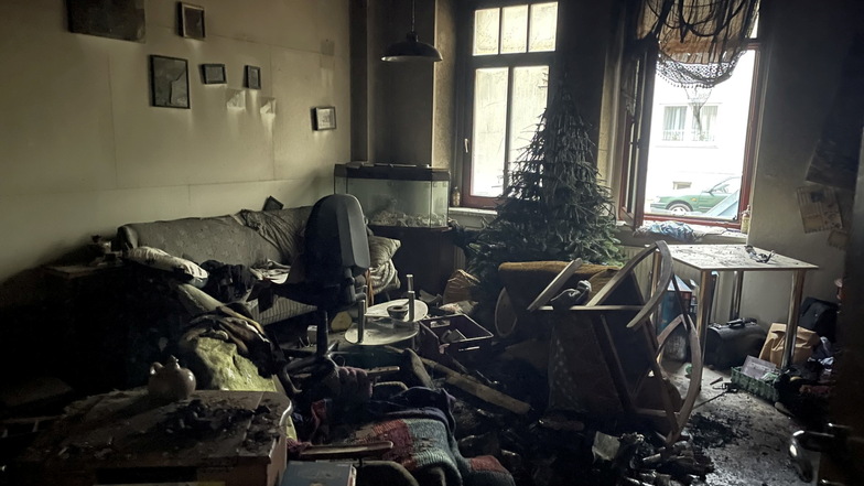 Blick ins Wohnzimmer. Nur ein alter Tisch von ihrer Oma hat das Feuer überlebt.