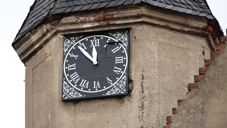 Zum ersten Mal soll die neue Turmuhr wieder am Sonnabend schlagen. Die Uhr wurde mit Hilfe der Firma Frank Gärtner aus Glaubitz entsprechend dem Original aus dem Jahr 1605 nachgebaut.
