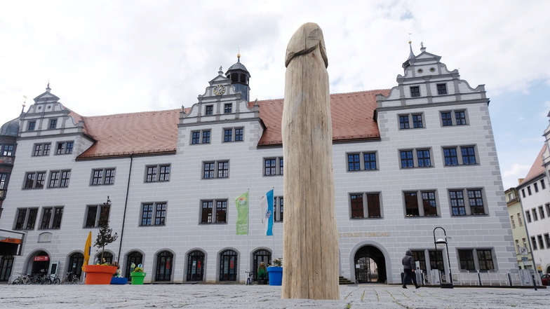 Diese Holzskulptur soll einen riesigen Spargel symbolisieren. Manche erkannten aber auch etwas anderes.