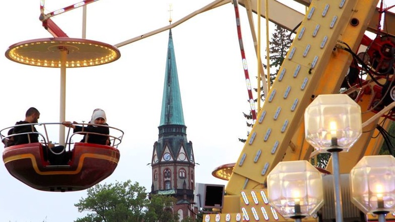 Das größte transportable  Riesenrad Deutschlands bringt die Gäste hoch über die Stadt.