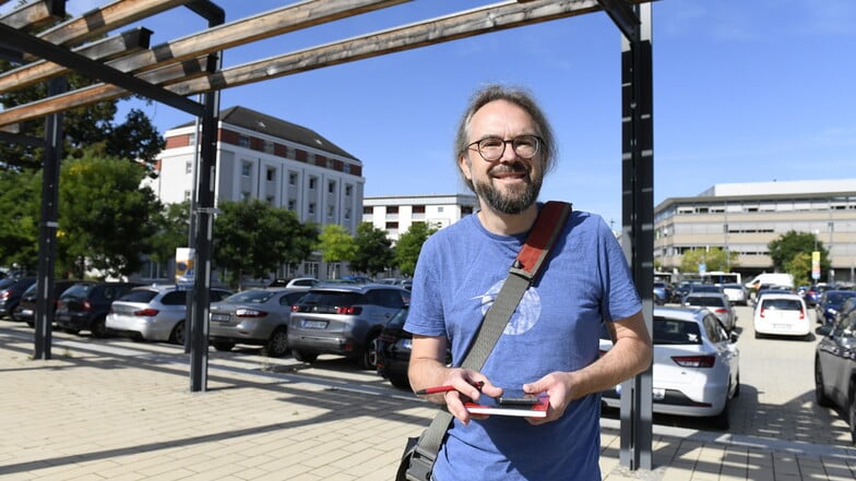 Neuer Journalismus mit altem Handwerkszeug: Andreas Roth, der Freital-Reporter, mit Notizblock und Stift auf dem Neumarkt, über den er schon berichtet hat.