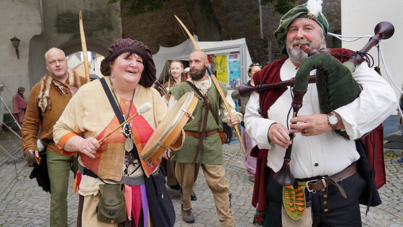 Beim Einzug der Handwerker und des Marktgesindes auf die Ortenburg waren auch Tamara und Reinhard Krumbholz aus Klix mit von der Partie. Sie spielten mit dem Dudelsack und der Trommel mit Schelle bekannte mittelalterliche und schottische Melodien.
