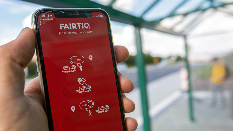 Zwei Wischbewegungen über das Mobilfunkgerät genügen, um mit Fairtiq immer zum besten Preis Bahn oder Bus zu nutzen.