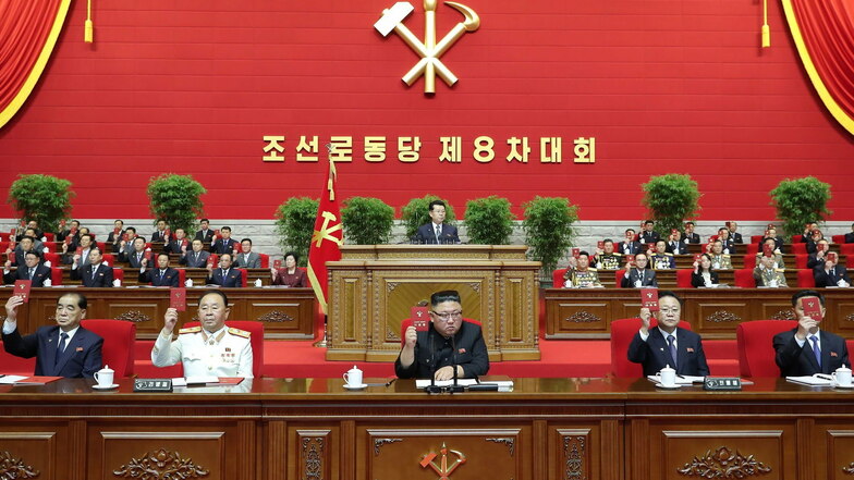 Dieses von der staatlichen nordkoreanischen Nachrichtenagentur KCNA zur Verfügung gestellte Foto zeigt Kim Jong Un (M), Machthaber von Nordkorea, auf einem Kongress der Partei der Arbeit Koreas.