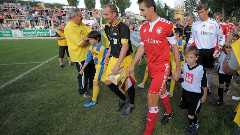 Das waren noch Zeiten: Am 18. August 2009 war Bayern München zu Gast beim NFV Gelb-Weiß Görlitz. Münchens Miroslav Klose und der Görlitzer Kapitän Tino Pietsch führen die Mannschaften aufs Feld.