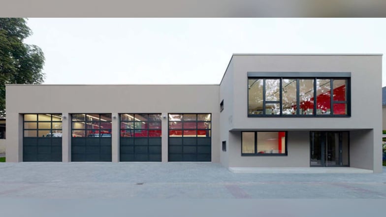 So soll die Frontansicht des neuen Feuerwehrdepots im Gewerbegebiet "Am Spitzberg" in Oderwitz aussehen. Allerdings bekommt das Depot fünf Tore und nicht vier, wie auf dem Foto abgebildet.