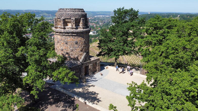 Hell strahlt der neu gestaltete Vorplatz am Bismarckturm in Radebeul. Dort laden Sandsteinmauern zum Sitzen ein.