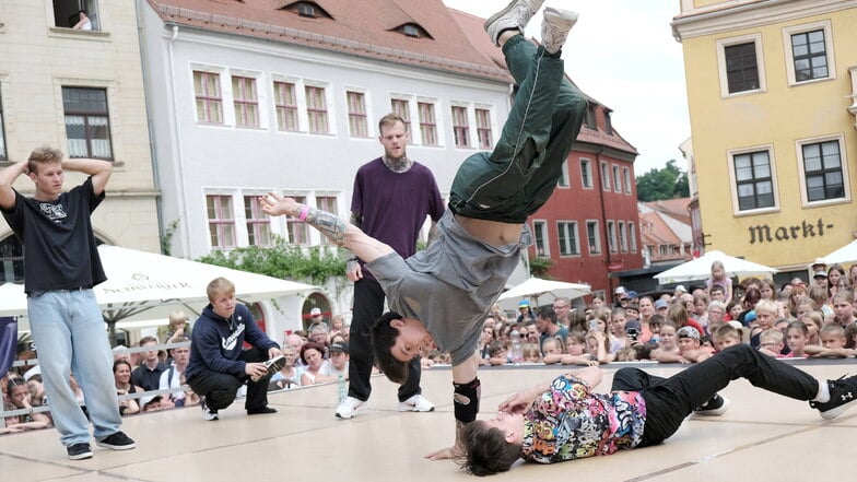 Körperbeherrschung und Spaß am Tanzen zeigten die internationalen Teilnehmer von der Breakdance-Meisterschaft "Down to the Beat" auf dem Meißner Marktplatz.