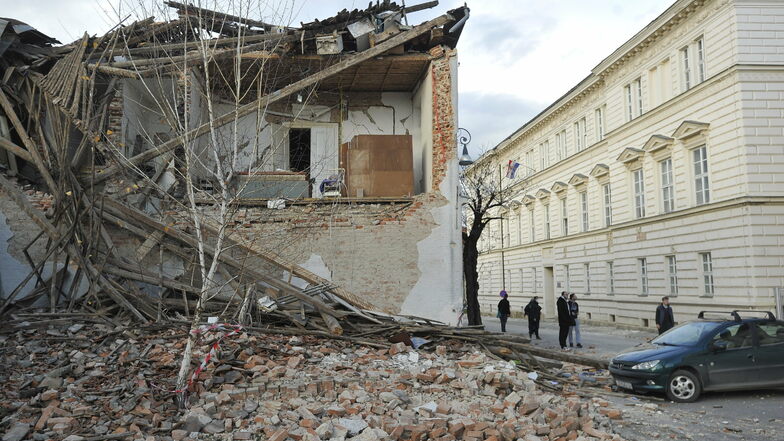 Kroatien, Petrinja: Blick auf ein vom Erdbeben beschädigtes Gebäude.