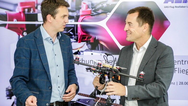 Bundestagsabgeordneter Torsten Herbst (rechts) und AEF-Geschäftsführer Thomas Ernstberger schauen sich eine Drohne an. Herbst unterstützt die Schaffung einer Flugzone als Test-Areal und sichert die Verbindung zum Bundesministerium für Verkehr.