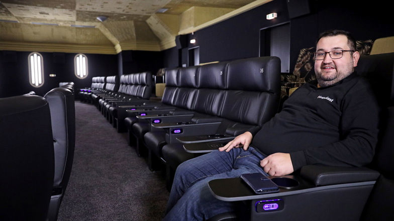 Riesas Kinochef Alexander Malt auf einem der neuen Sessel im Kinosaal 2: Hier können Smartphones geladen werden.