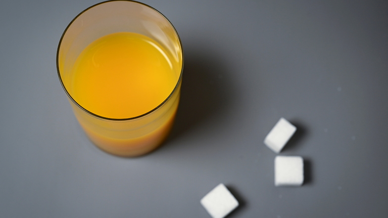 100 Milliliter Orangensaft enthalten neun Gramm Zucker – das entspricht drei Würfeln.