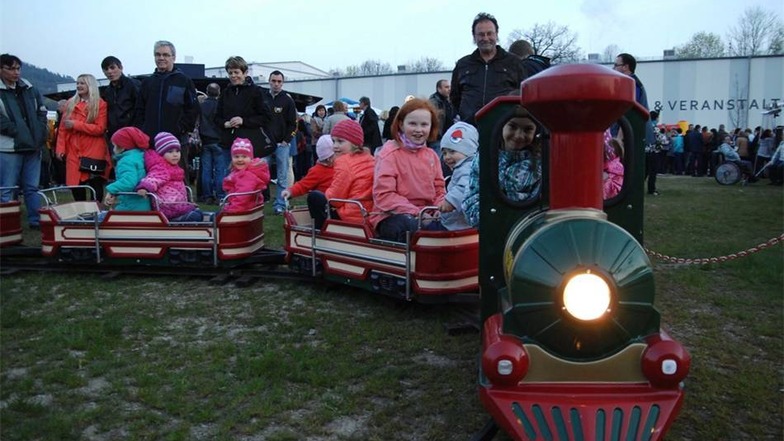 Viele kleine Besucher des Hexenfeuers auf dem Löbauer Messegelände vergnügten sich auf der Parkeisenbahn.