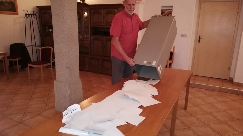 Andreas Schaaf, der stellvertretende Wahlleiter im Wahllokal in Jauernick-Buschbach leert kurz nach 18 Uhr die Wahlurne für die Auszählung der Stimmen.