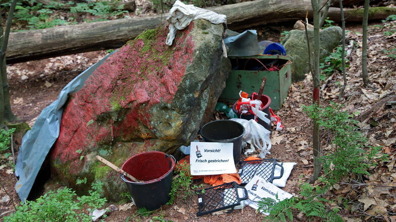 Unbekannte haben sich am Materialdepot zu schaffen gemacht und einen Felsblock im Nationalpark mit Rostschutzfarbe gestrichen.
