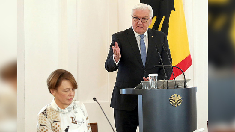 Bundespräsident Frank-Walter Steinmeier spricht im Schloss Bellevue mit Bürgern. Im Vordergrund sitzt seine Frau, Elke Büdenbender.