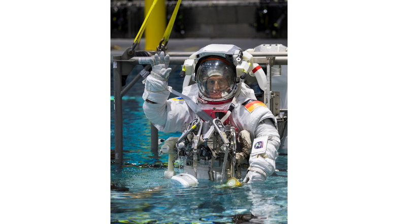 Maurer ist während des Trainings im Neutralen Auftriebslabor (NBL) der NASA halb im Wasser eingetaucht.