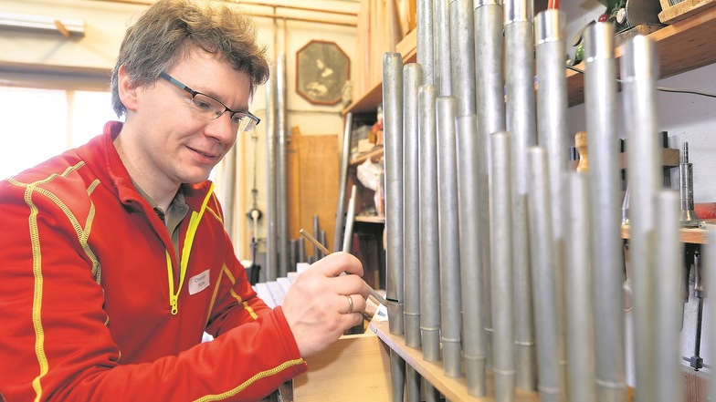 Mit großer Sorgfalt und hoher Konzentration. Christoph Rühle restauriert in seiner Orgelbau-Werkstatt in Moritzburg die Silbermannorgel aus Fraureuth. Seit Herbst 2018 wird daran gearbeitet.