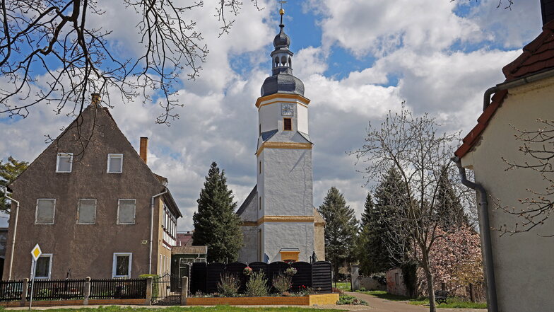 Blickfang ist die 1747 errichtete Kirche, die erst vor wenigen Jahren saniert wurde.