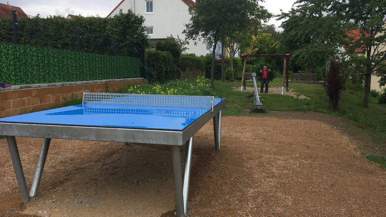 Der Spielplatz im Wohnpark Goppeln hat eine Tischtennis-Platte bekommen. Im Hintergrund: Der Bannewitzer Bürgermeister Christoph Fröse (parteilos) beim Schaukeltest.