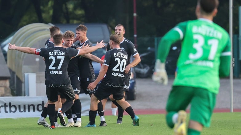 Am Ende jubeln die Gäste: Budissa Bautzen feiert einen hart erkämpften und nicht unverdienten Sieg im Derby beim SC Freital.